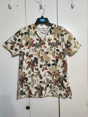 Life Scrub Top M Medium 100% Cotton Giraffe Animal Print V-Neck Safari African
